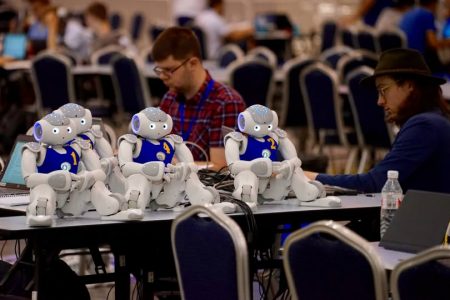 Jon och Tore från FIA sitter och jobbar med robotarna på RoboCup 2015 i Kina.